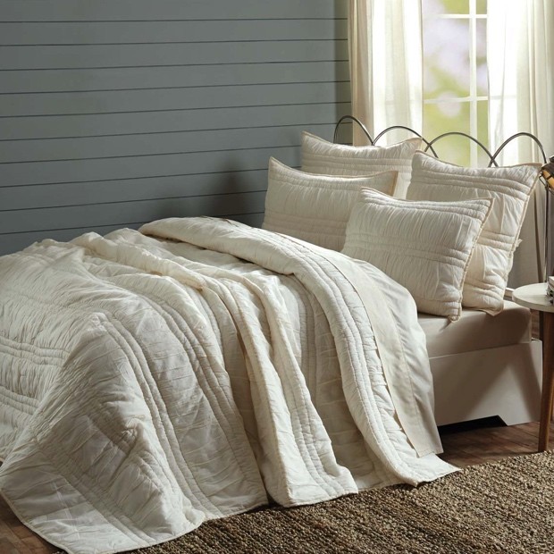 pearl-white-quilt-set