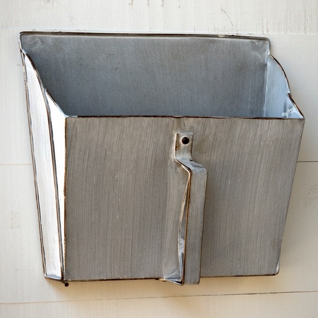 vintage-style-metal-dust-pan-wall-bin